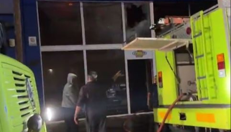 Feroz incendio destruyó una concesionaria de motos y dejó pérdidas millonarias