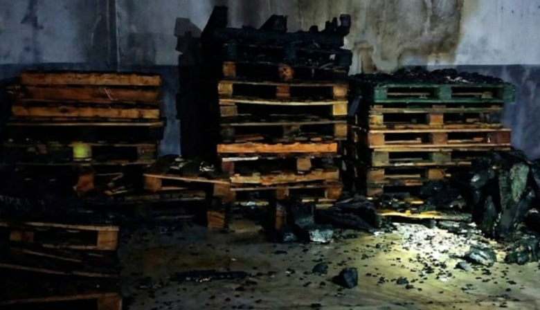 Un foco ígneo en una distribuidora generó susto en el centro, pero fue rápidamente extinguido