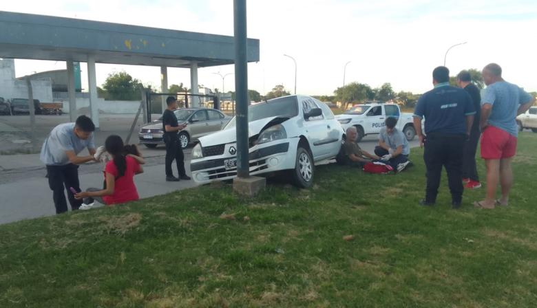 Un automóvil chocó contra una columna de alumbrado en la zona del Puente Colgante