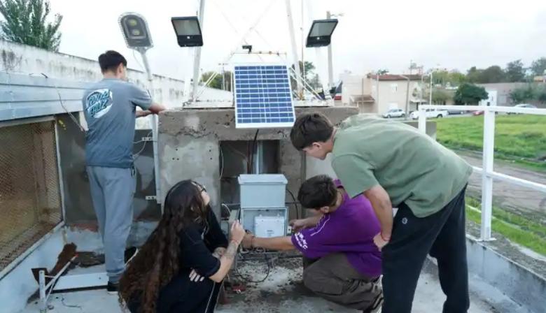 Estudiantes de la Técnica N.º 1 construyeron el primer parque minieólico escolar del mundo