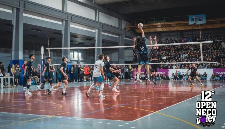 Con un Polideportivo Municipal colmado comenzó el Open Neco de Voley