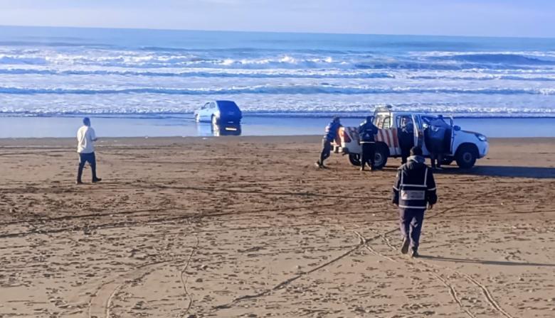 Loberenses se dieron a la fuga tras sacar un auto del mar en la zona de la 91 y 2