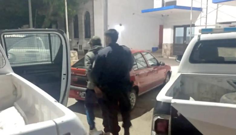 Allanaron una vivienda en Quequén y aprehendieron a un hombre por violencia de género y tenencia ilegal de armas