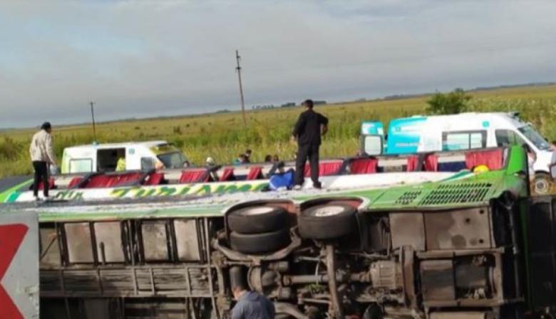 Tragedia en Ruta 2: dos muertos y decenas de heridos tras el vuelco de un micro cerca de General Pirán