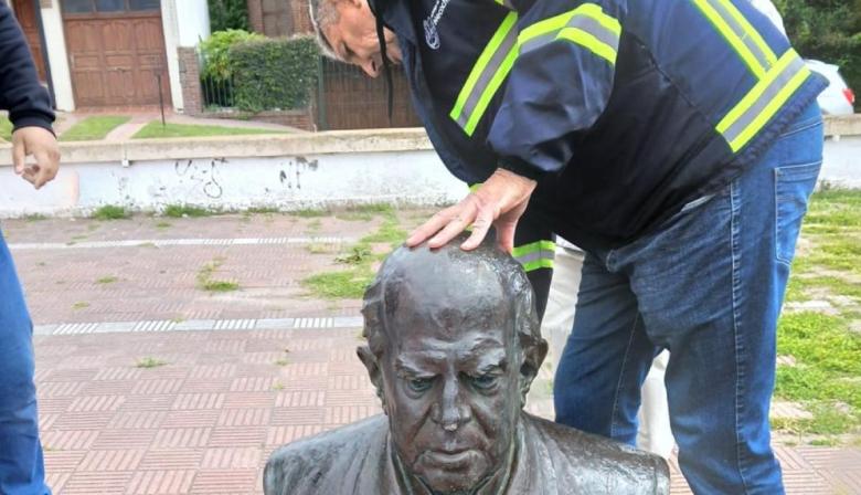 Vandalismo: intentaron destruir el busto de Domingo Faustino Sarmiento