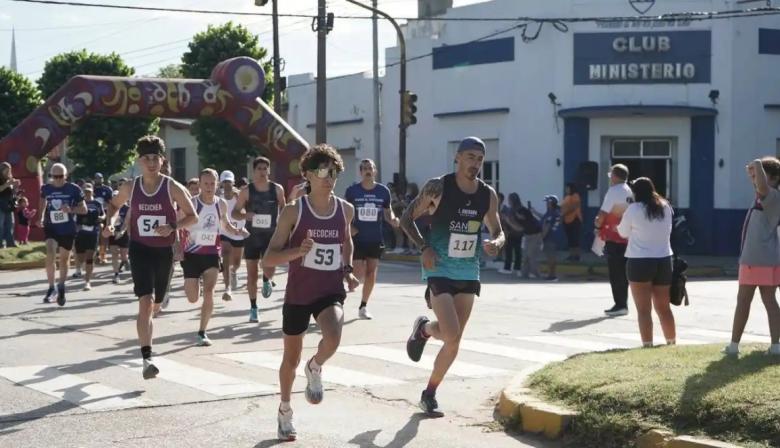 Tiago Rojas y María Inés Amprimo ganaron los 10 kilómetros en la carrera Rumbo al Centenario del Club Ministerio