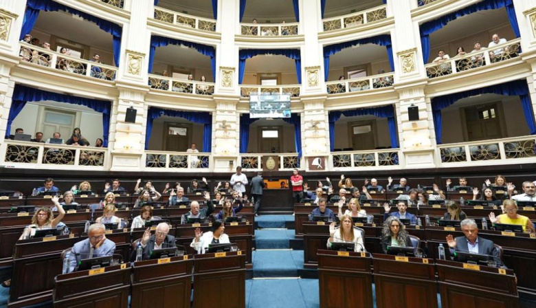 Kicillof celebra: la Legislatura aprobó en una maratónica sesión la Ley de Endeudamiento