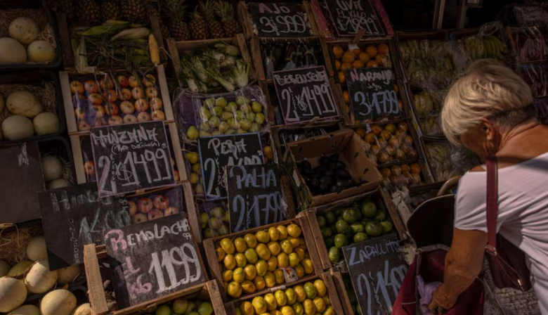 Inflación: los analistas prevén que recién bajará del 2% mensual a comienzos de 2026