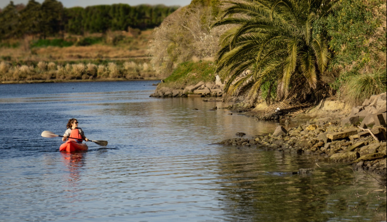 Desesperada búsqueda de un joven que desapareció al intentar cruzar el Río Quequén nadando