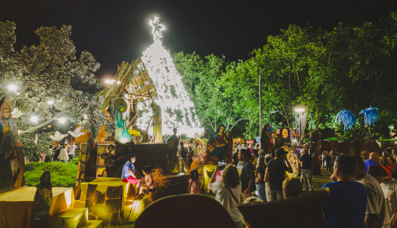 Necochea encendió su espíritu navideño: pesebre viviente y un árbol de más de 15 metros