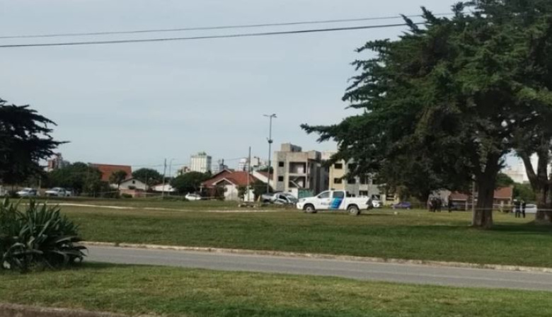 Brutal accidente en una plaza de Miramar: dos muertos y una persona herida de gravedad