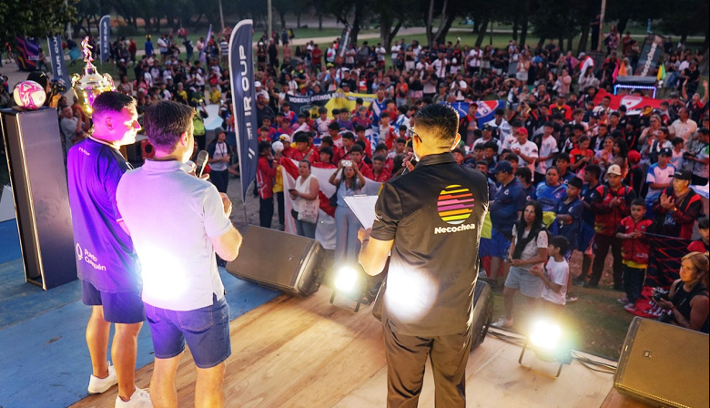 El intendente resaltó los valores del deporte en una multitudinaria inauguración de la Sur Cup Internacional