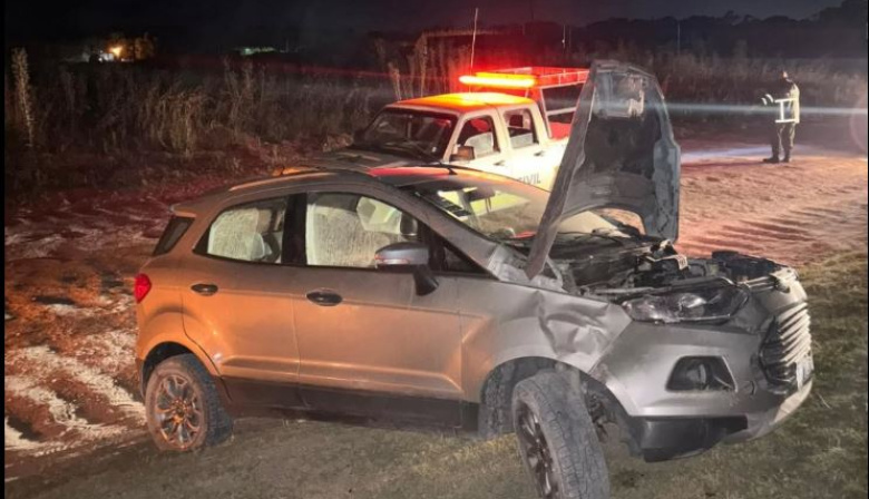 Vuelco vehicular en Avenida 10 y 171: rápida intervención de Defensa Civil