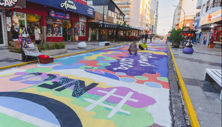 Colores, arte y participación vecinal: quedó inaugurado el mural de la peatonal 83