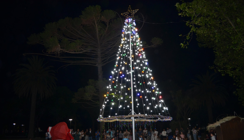 Quequén también encendió su árbol de Navidad con un emotivo encuentro comunitario