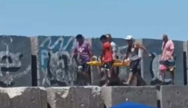 Rescatan a una mujer que cayó en la Escollera Sur y evitan consecuencias mayores