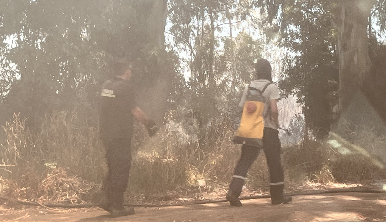 Incendio en Villa del Deportista: trabajan Bomberos y Defensa Civil