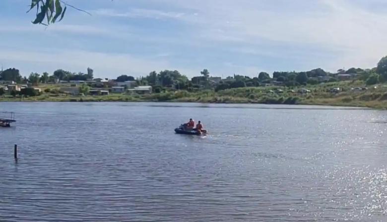 Con buzos tácticos y más personal técnico, continúa la búsqueda del joven desaparecido en el río Quequén
