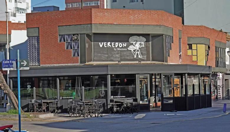 Robo en un comercio de Villa Díaz Vélez: delincuentes ingresaron por una ventana trepando un árbol