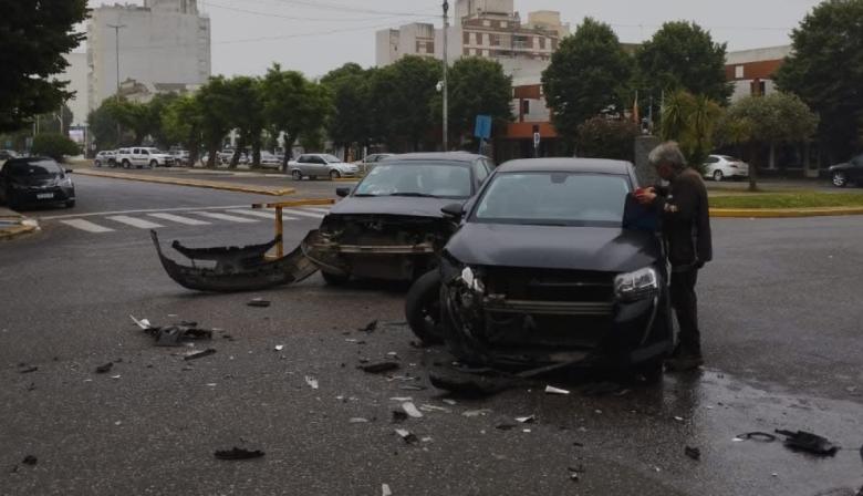 Choque en 59 y 60: la lluvia complicó el tránsito y dos autos terminaron dañados