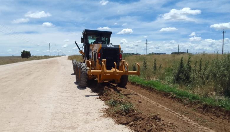 El municipio afianza el mantenimiento de calles y caminos del distrito con nuevas intervenciones del EMSUR