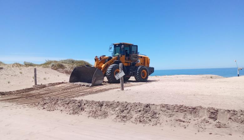 La Municipalidad refuerza los trabajos de mantenimiento y acondicionamiento en la zona costera