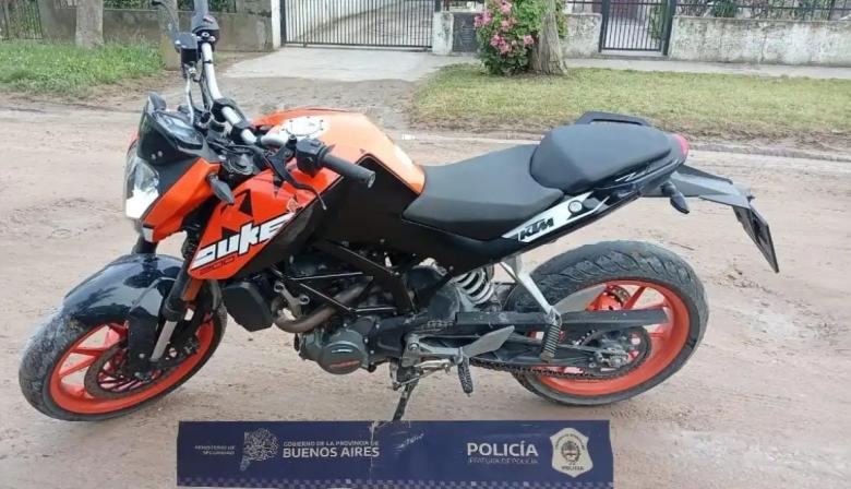 Allanamiento en calle 67 por denuncias de ruidos molestos: secuestraron una moto y aprehendieron a un joven