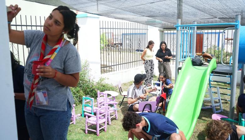 Trabajo cooperativo junto a los scouts para embellecer el Jardín Maternal Acuario