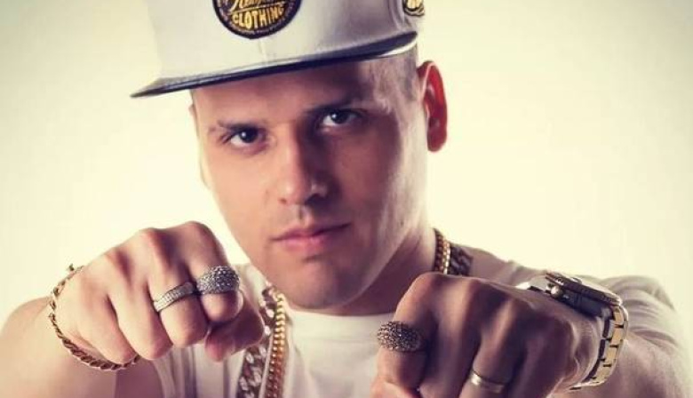 Néstor en Bloque llega a Necochea con un show a pura cumbia en el Cine Teatro París