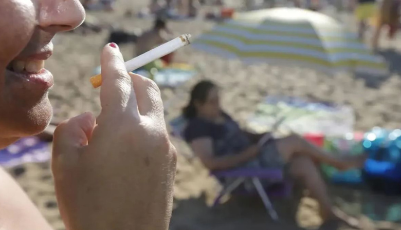 Violencia sin sentido en la playa: lo golpearon por negarse a dar un cigarrillo y terminó detenido