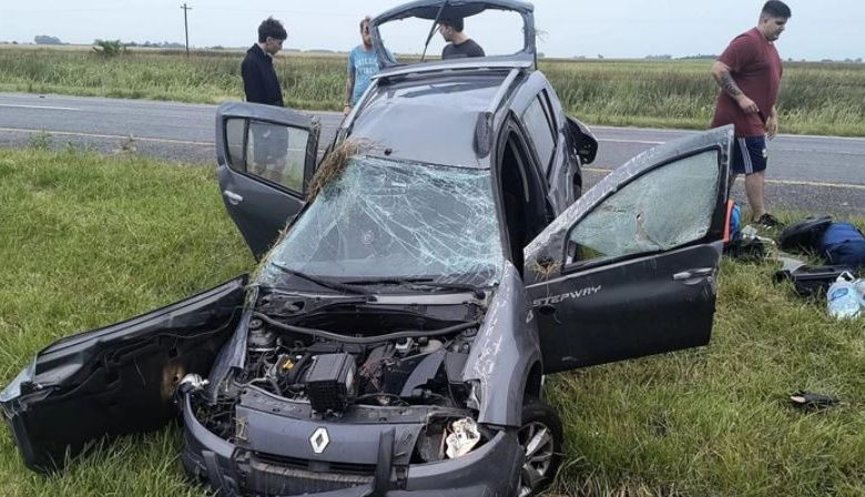 Impactante vuelco en ruta 2: tres jóvenes resultaron ilesos