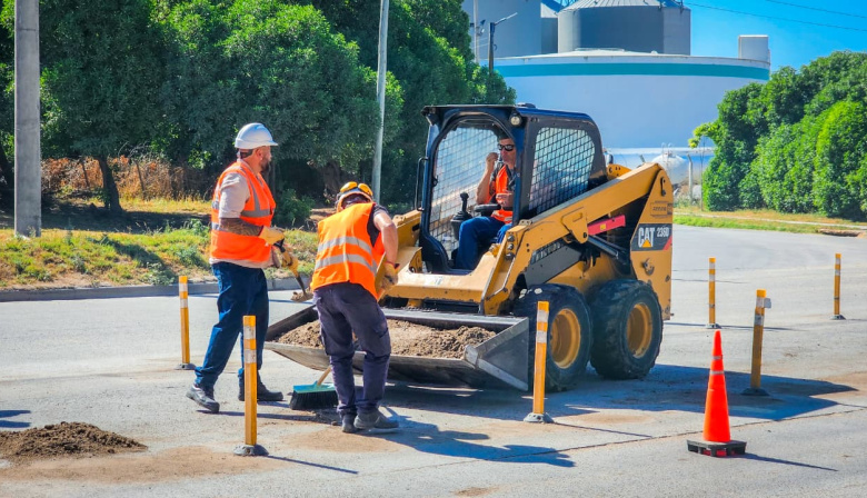 Puerto Quequén avanza con tareas de mantenimiento y limpieza en la avenida Almirante Brown