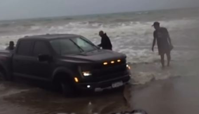 Una camioneta quedó encajada en la orilla del mar en la zona de Molinos Viejos