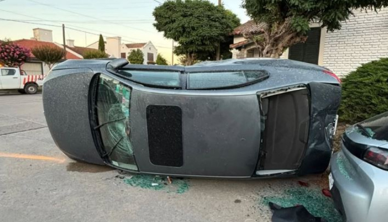 Choque y vuelco en la madrugada del domingo: una mujer resultó con lesiones leves