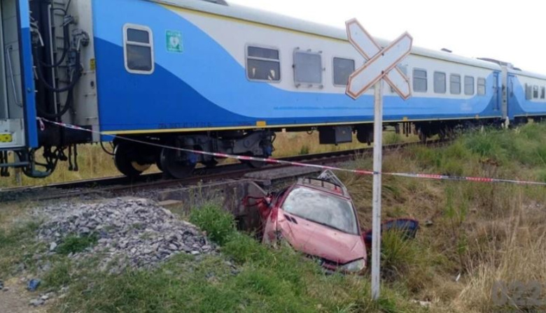 Grave choque entre un tren y un auto en la Ruta 2: tres heridos, uno en estado crítico