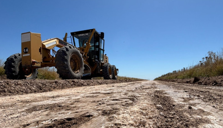 Continúan las tareas de mantenimiento y reconstrucción de caminos rurales en el distrito