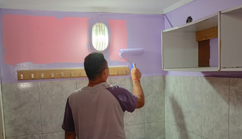 Trabajan en la puesta a punto de los jardines municipales antes del inicio del ciclo lectivo