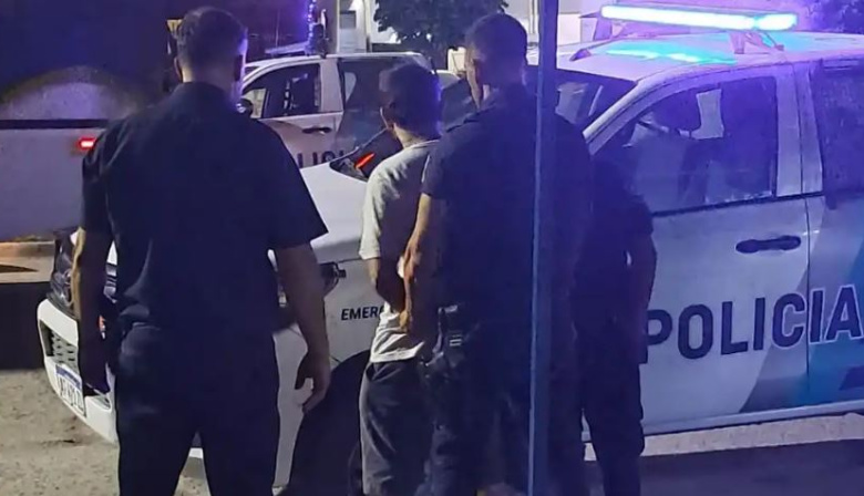 Choque y furia al volante: terminó detenido tras destrozar una camioneta a piedrazos