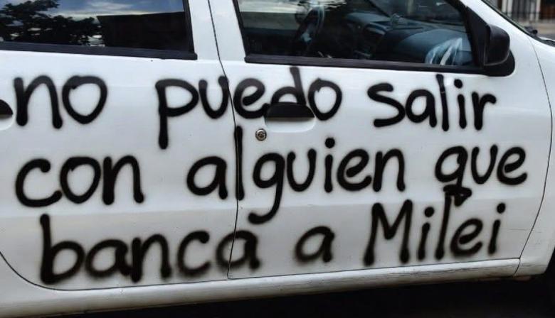 Le pintaron el coche por ser libertario tras burlarse de jubilados