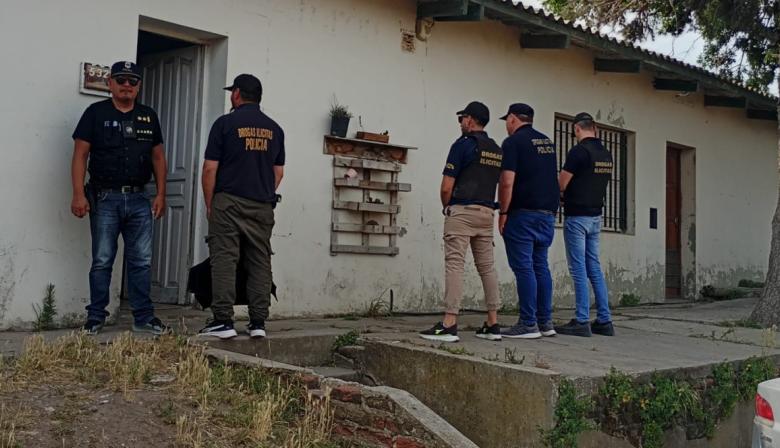 Quequén: dos allanamientos por drogas terminaron con secuestros y un detenido de 38 años
