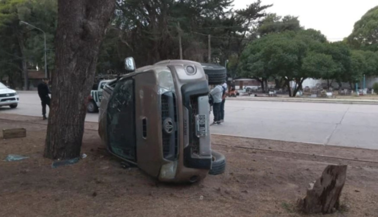 Conductor alcoholizado volcó una camioneta en la avenida Pinolandia y dejó a una joven hospitalizada
