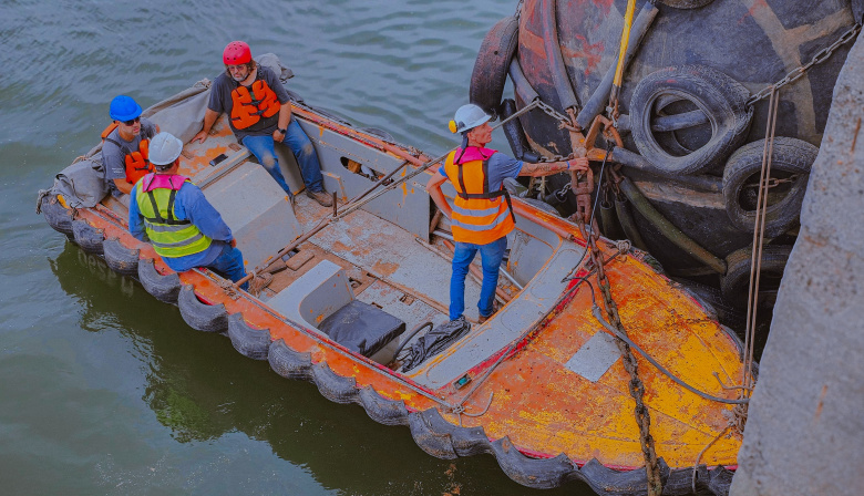 Realizaron tareas de mantenimiento en las defensas neumáticas de Puerto Quequén
