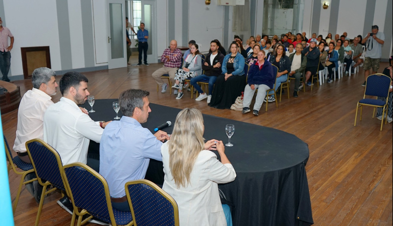 137 familias de Necochea firmaron la escritura de su casa
