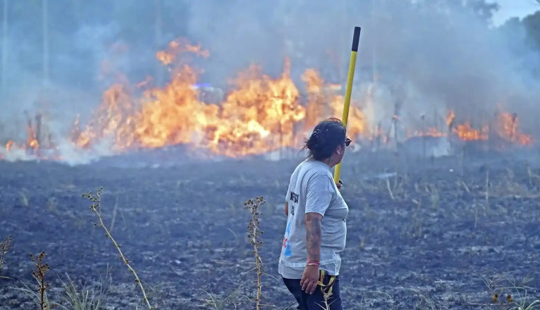 Incendios de pastizales en Necochea y Quequén amenazaron viviendas y destruyeron una camioneta