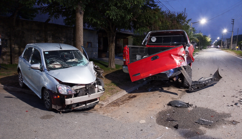 Chocó una camioneta estacionada, abandonó el auto y se dio a la fuga ...