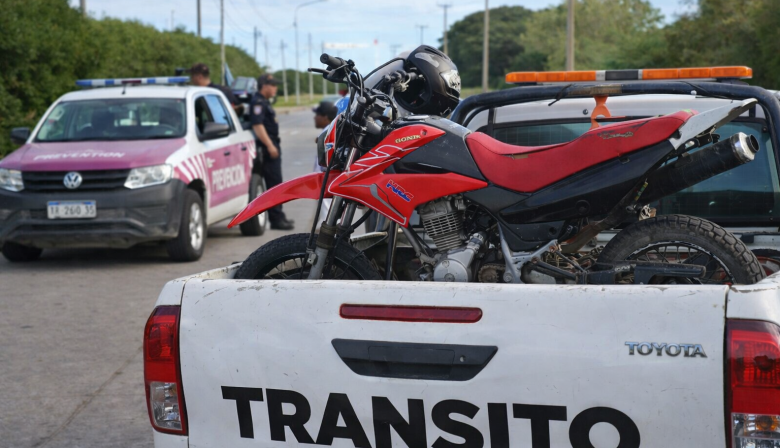 Indignación: detuvieron a un joven que tenía en vilo a un barrio con los “cortes” de su moto y la Justicia lo liberó en minutos