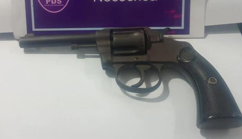 Secuestraron un revólver en un allanamiento en calle 65 Bis tras una denuncia por amenazas