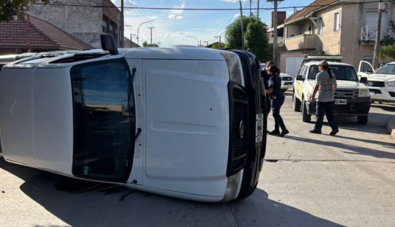 Qué mal manejamos: Un vehículo volcó en 79 y 22 por exceso de velocidad