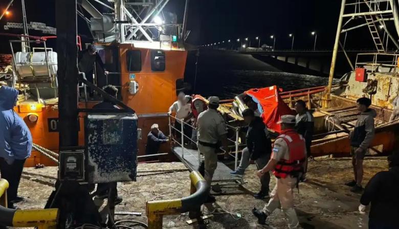 Se hundió un pesquero que viajaba a Quequén para su desguace y buscan a un tripulante