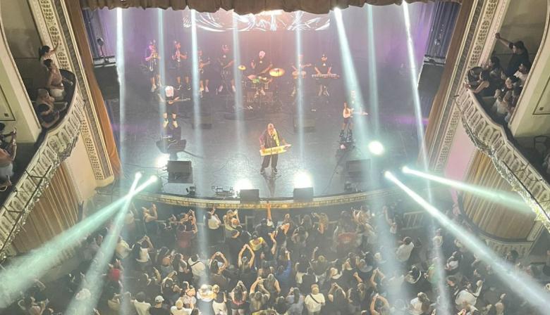 Gran recital de Néstor en Bloque a sala llena en el Cine Teatro París